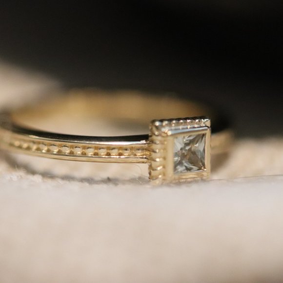 Green Moss Grows | 14K gold and green sapphire ring - Picture 3 of 13